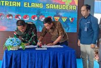 GM PT Timah Tbk Robertus Bambang Susilo Bersama Danlanal TBK Letkol Laut (P) Joko Santosa melakukan Penandatanganan Naskah Kesepakatan Bersama ( KKB) di Mako Lanal TBK. Foto: Istimewa