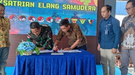 GM PT Timah Tbk Robertus Bambang Susilo Bersama Danlanal TBK Letkol Laut (P) Joko Santosa melakukan Penandatanganan Naskah Kesepakatan Bersama ( KKB) di Mako Lanal TBK. Foto: Istimewa