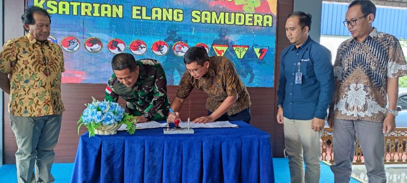 GM PT Timah Tbk Robertus Bambang Susilo Bersama Danlanal TBK Letkol Laut (P) Joko Santosa melakukan Penandatanganan Naskah Kesepakatan Bersama ( KKB) di Mako Lanal TBK. Foto: Istimewa