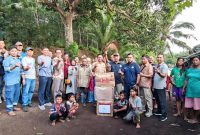 GM PT Timah Tbk Robertus Bambang Susilo saat menyerahkan Bantuan kepada Suka Asli Desa Perayun