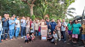 GM PT Timah Tbk Robertus Bambang Susilo saat menyerahkan Bantuan kepada Suka Asli Desa Perayun