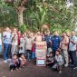 GM PT Timah Tbk Robertus Bambang Susilo saat menyerahkan Bantuan kepada Suka Asli Desa Perayun