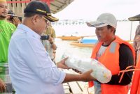 Buapti Karimun Aunur Rafiq menyerahkan secara simbolis bantuan alat tangkap kepada nelayan, Rabu (20/9/2023). Foto: kepriheadline.id