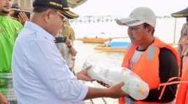 Buapti Karimun Aunur Rafiq menyerahkan secara simbolis bantuan alat tangkap kepada nelayan, Rabu (20/9/2023). Foto: kepriheadline.id