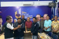 Pemasangan seragam kepada dua kader baru Partai Nasdem oleh Ketua DPD Partai Nasdem Yusrizal. Foto: Istimewa