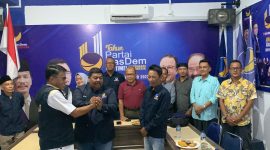 Pemasangan seragam kepada dua kader baru Partai Nasdem oleh Ketua DPD Partai Nasdem Yusrizal. Foto: Istimewa