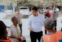 Kasat Reskrim Polres Karimun AKP Gideon Karo Sekali melakukan pemeriksaan identitas dan kelengkapan Juru Parkir dalam Operasi Pekat Polres Karimun. Foto: Dokumen Polisi