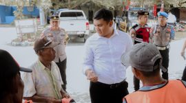 Kasat Reskrim Polres Karimun AKP Gideon Karo Sekali melakukan pemeriksaan identitas dan kelengkapan Juru Parkir dalam Operasi Pekat Polres Karimun. Foto: Dokumen Polisi