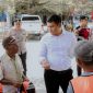 Kasat Reskrim Polres Karimun AKP Gideon Karo Sekali melakukan pemeriksaan identitas dan kelengkapan Juru Parkir dalam Operasi Pekat Polres Karimun. Foto: Dokumen Polisi