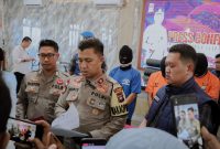 Wakapolres Karimun Kompol Herie Pramono (Tengah) didampingi Kasatnarkoba Polres Karimun Iptu Alfin Dwi Wahyudi Nuntung (Kanan) memberikan keterangan Pers terhadap penangkapan dua orang yang terlibat peredaran narkoba di wilayah Karimun. Foto: Istimewa