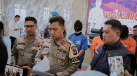 Wakapolres Karimun Kompol Herie Pramono (Tengah) didampingi Kasatnarkoba Polres Karimun Iptu Alfin Dwi Wahyudi Nuntung (Kanan) memberikan keterangan Pers terhadap penangkapan dua orang yang terlibat peredaran narkoba di wilayah Karimun. Foto: Istimewa