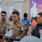 Wakapolres Karimun Kompol Herie Pramono (Tengah) didampingi Kasatnarkoba Polres Karimun Iptu Alfin Dwi Wahyudi Nuntung (Kanan) memberikan keterangan Pers terhadap penangkapan dua orang yang terlibat peredaran narkoba di wilayah Karimun. Foto: Istimewa