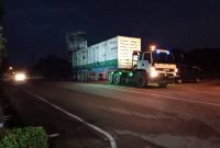 Proses pengangkutan 10 Unit mesin Pembamgkit dari Pelabuhan ke PLTD Bukit Carok. Foto: istimewa