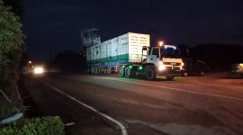 Proses pengangkutan 10 Unit mesin Pembamgkit dari Pelabuhan ke PLTD Bukit Carok. Foto: istimewa