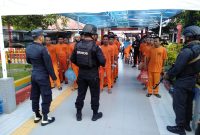 Proses pemindahan narapidana Rutan Karimun dengan pengawalan Brimob dan Petugas Rutan Karimun. Foto: istimewa