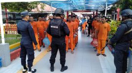 Proses pemindahan narapidana Rutan Karimun dengan pengawalan Brimob dan Petugas Rutan Karimun. Foto: istimewa