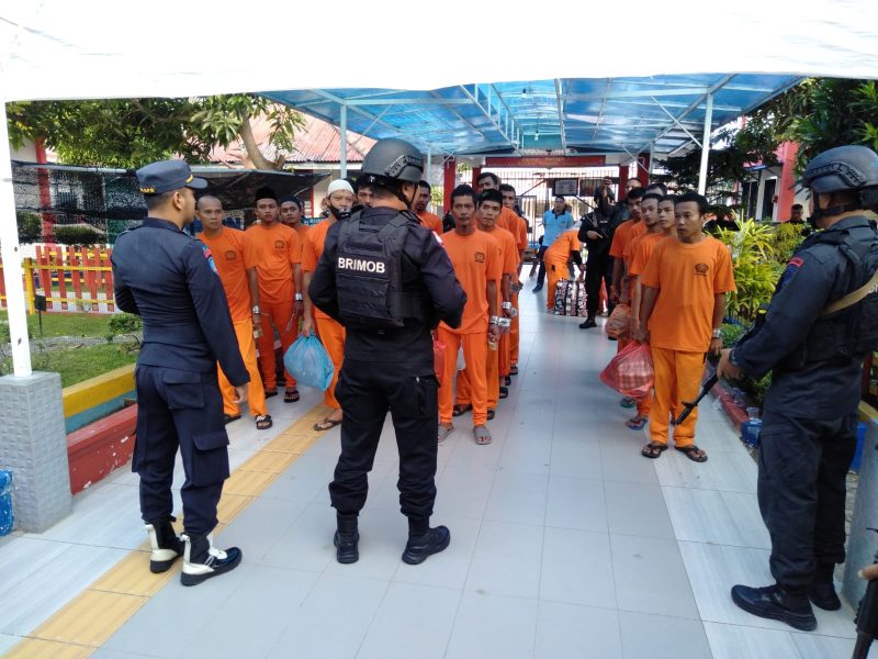 Proses pemindahan narapidana Rutan Karimun dengan pengawalan Brimob dan Petugas Rutan Karimun. Foto: istimewa