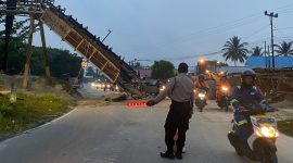 Polisi mengatur lalu lintas pasca rubuhnya konveyor PT Pasific Granitama di Desa Pangke. Foto: dok polisi.