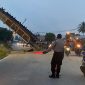 Polisi mengatur lalu lintas pasca rubuhnya konveyor PT Pasific Granitama di Desa Pangke. Foto: dok polisi.