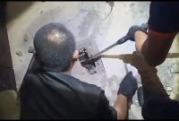 Proses evakuasi ular sanca yang berada di lubang salah satu rumah di Komplek TNI AL Karimun. Foto: Tangkapan Layan Video 