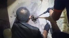 Proses evakuasi ular sanca yang berada di lubang salah satu rumah di Komplek TNI AL Karimun. Foto: Tangkapan Layan Video 