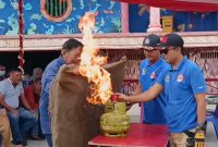 Petugas memberikan edukasi kepada masyarakat terkait penanganan kebakaran. Foto: istimewa