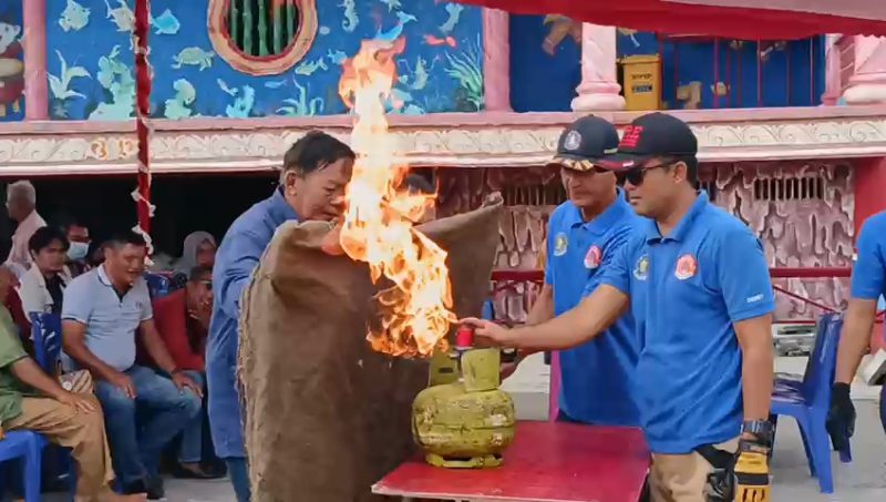 Petugas memberikan edukasi kepada masyarakat terkait penanganan kebakaran. Foto: istimewa