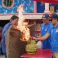 Petugas memberikan edukasi kepada masyarakat terkait penanganan kebakaran. Foto: istimewa