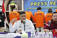 Kepala Subseksi Teknologi Informasi Keimigrasian Kantor Imigrasi Kelas II TPI Tanjung Balai Karimun Gerson Silalahi memberikan penjelasan terkait tujuh WNA Tiongkok diamankan petugas Imigrasi Karimun. Foto: Kepriheadline.id 
