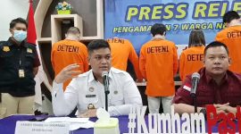Kepala Subseksi Teknologi Informasi Keimigrasian Kantor Imigrasi Kelas II TPI Tanjung Balai Karimun Gerson Silalahi memberikan penjelasan terkait tujuh WNA Tiongkok diamankan petugas Imigrasi Karimun. Foto: Kepriheadline.id 