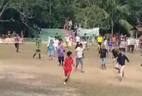 Tangkapan layar video kericuhan saat laga sepak bola antar kampung di Kandis, Kecamatan Buru. Foto: istimewa