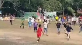 Tangkapan layar video kericuhan saat laga sepak bola antar kampung di Kandis, Kecamatan Buru. Foto: istimewa