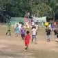 Tangkapan layar video kericuhan saat laga sepak bola antar kampung di Kandis, Kecamatan Buru. Foto: istimewa
