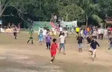 Tangkapan layar video kericuhan saat laga sepak bola antar kampung di Kandis, Kecamatan Buru. Foto: istimewa