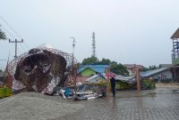Kondisi kubah masjid Al-Falah usai diterjang angin puting beliung, Selasa pagi.