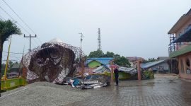 Kondisi kubah masjid Al-Falah usai diterjang angin puting beliung, Selasa pagi.