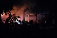 Pantauan terhadap api yang membakar bangunan kosong di depan SPBU Poros. Foto: kepriheadline.id