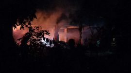 Pantauan terhadap api yang membakar bangunan kosong di depan SPBU Poros. Foto: kepriheadline.id