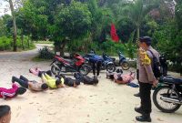 Belasan pelajar diberikan pembinaan oleh Bhabinkamtibmas Polsek Meral setelah kedapatan bolos saat jam belajar. Foto: istimewa