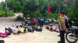 Belasan pelajar diberikan pembinaan oleh Bhabinkamtibmas Polsek Meral setelah kedapatan bolos saat jam belajar. Foto: istimewa