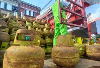 Petugas Pertamina melakukan pendistribusian gas elpiji ke Masyarakat. Foto: istimewa