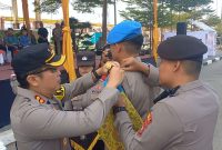 Kapolres Karimun AKBP Ryky W Muharam menyematkatkan pita tanda Operadi kepada Personil. Foto: Rr/Kepriheadline.id
