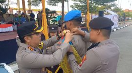 Kapolres Karimun AKBP Ryky W Muharam menyematkatkan pita tanda Operadi kepada Personil. Foto: Rr/Kepriheadline.id