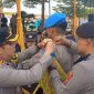 Kapolres Karimun AKBP Ryky W Muharam menyematkatkan pita tanda Operadi kepada Personil. Foto: Rr/Kepriheadline.id