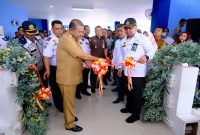 Bupati Karimun Aunur Rafiq melakukan pemotongan pita tanda meresmikan penggunaan ruang tunggu Pelabuhan Tanjungbatu. Foto: Istimewa