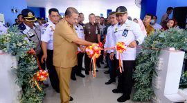 Bupati Karimun Aunur Rafiq melakukan pemotongan pita tanda meresmikan penggunaan ruang tunggu Pelabuhan Tanjungbatu. Foto: Istimewa