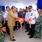 Bupati Karimun Aunur Rafiq melakukan pemotongan pita tanda meresmikan penggunaan ruang tunggu Pelabuhan Tanjungbatu. Foto: Istimewa