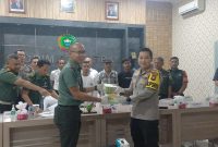 Serah terima barang bukti narkoba hasil temuan warga dari Dandim 0317/Tbk Letkol Inf Budianto Damanik kepada Kapolres Karimun AKBP Ryky W Muharam. Foto: rr/kepriheadline.id