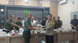Serah terima barang bukti narkoba hasil temuan warga dari Dandim 0317/Tbk Letkol Inf Budianto Damanik kepada Kapolres Karimun AKBP Ryky W Muharam. Foto: rr/kepriheadline.id