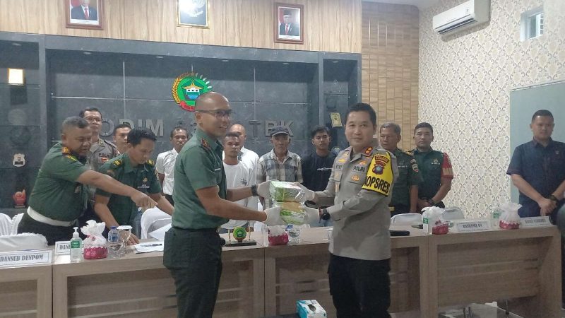 Serah terima barang bukti narkoba hasil temuan warga dari Dandim 0317/Tbk Letkol Inf Budianto Damanik kepada Kapolres Karimun AKBP Ryky W Muharam. Foto: rr/kepriheadline.id